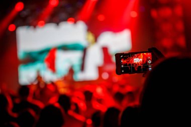 Konserde akıllı telefonla fotoğraf çekmek
