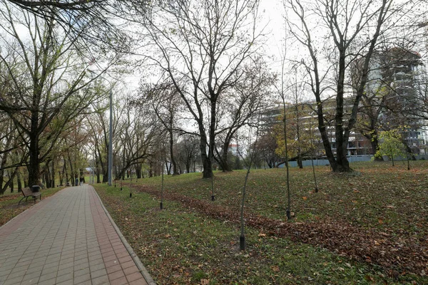 Bela praça no outono — Fotografia de Stock