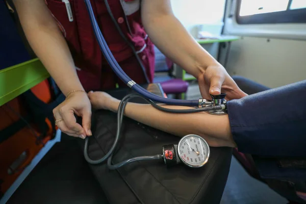 Sağlık görevlisi ambulansla hastaya uygulanan basıncı ölçtü