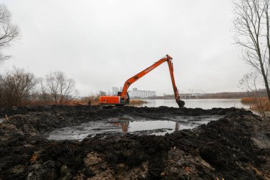 Minsk, Belarus - 1 Ekim 2019: Kazıcı S Gölü 'nü temizler