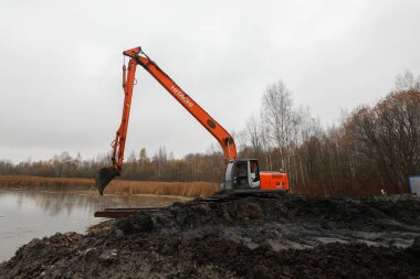 Minsk, Belarus - 1 Ekim 2019: Kazıcı S Gölü 'nü temizler