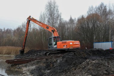 Minsk, Belarus - 1 Ekim 2019: Kazıcı S Gölü 'nü temizler