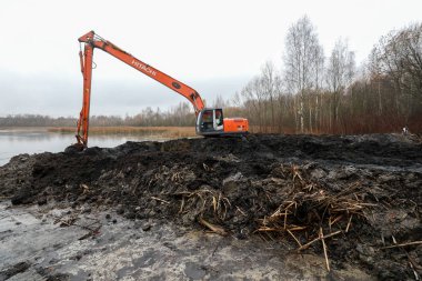 Minsk, Belarus - 1 Ekim 2019: Kazıcı S Gölü 'nü temizler
