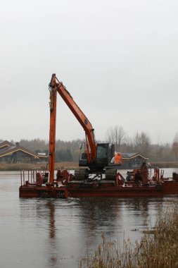 Minsk, Belarus - 1 Ekim 2019: Kazıcı S Gölü 'nü temizler