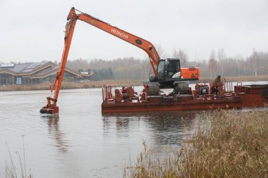 Minsk, Belarus - 1 Ekim 2019: Kazıcı S Gölü 'nü temizler