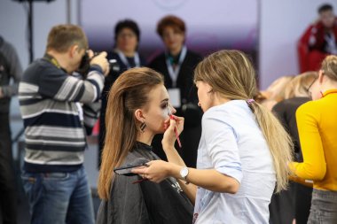 Minsk, Belarus - 1 Ekim 2019: Kuaför model saç yapıyor