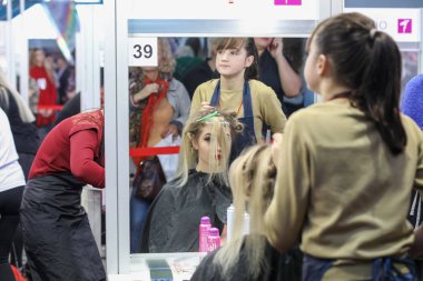 Minsk, Belarus - 1 Ekim 2019: Kuaför model saç yapıyor