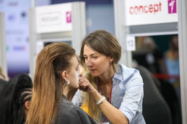 Minsk, Belarus - 1 Ekim 2019: Kuaför model saç yapıyor