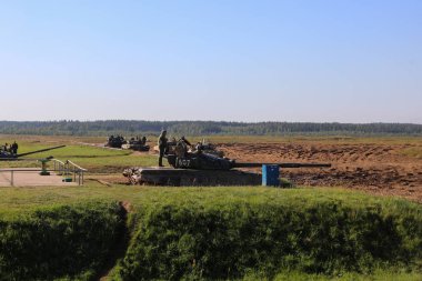 Minsk, Belarus - 1 Ekim 2019: Askeri eğitimde tanklar