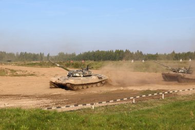 Minsk, Belarus - 1 Ekim 2019: Askeri eğitimde tanklar