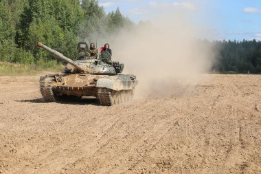 Minsk, Belarus - 1 Ekim 2019: Askeri eğitimde tanklar