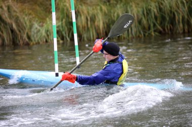 Minsk, Belarus - 10 Ekim 2019: Gençler slalom treninde kürek çekiyor