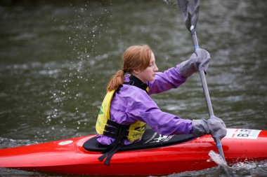 Minsk, Belarus - 10 Ekim 2019: Gençler slalom treninde kürek çekiyor