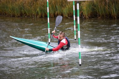 Minsk, Belarus - 10 Ekim 2019: Gençler slalom treninde kürek çekiyor