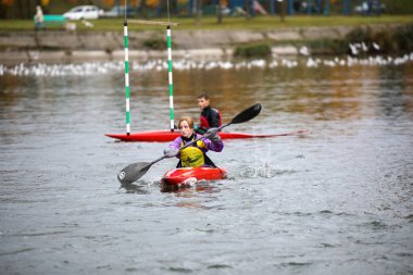 Minsk, Belarus - 10 Ekim 2019: Gençler slalom treninde kürek çekiyor