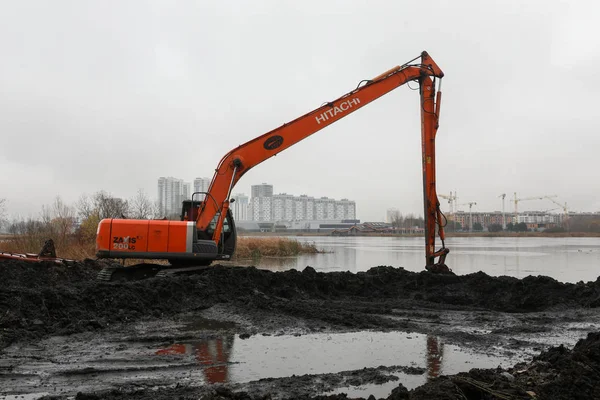 Mińsk, Białoruś - 1 października 2019: Koparka oczyszcza jezioro s — Zdjęcie stockowe