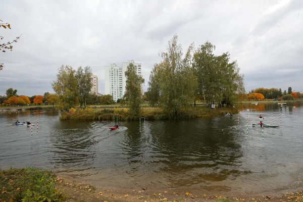 Minsk, Belarus - 1 Οκτωβρίου, 2019: σλάλομ κωπηλασίας για εφήβους — Φωτογραφία Αρχείου