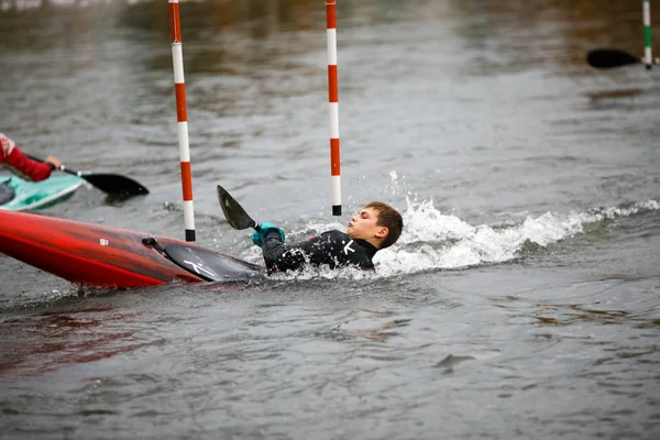 MINSK, BELARUS - 1 OTTOBRE, 2019: gli adolescenti allenano lo slalom a remi — Foto Stock