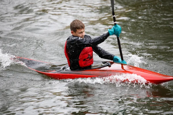 MINSK, BELARUS - 1 OKTOBER, 2019 : slalom d'aviron pour adolescents — Photo