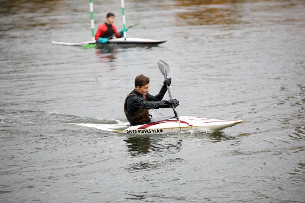 MINSK, BELARUS - 1 OKTOBER, 2019: los adolescentes entrenan el slalom de remo — Foto de Stock