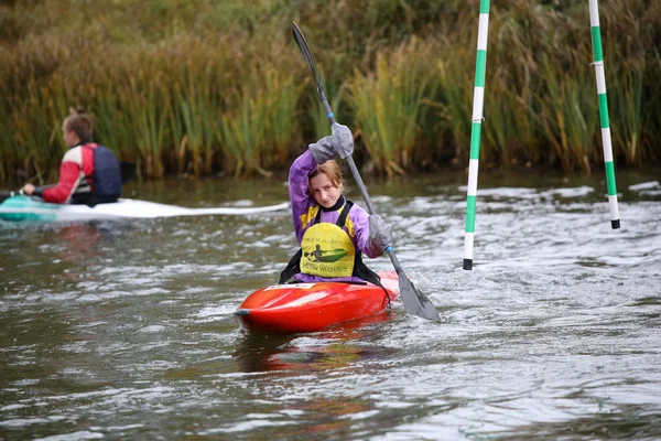 MINSK, BELARUS - 1 OKTOBER, 2019: los adolescentes entrenan el slalom de remo —  Fotos de Stock