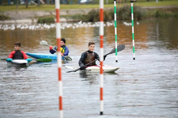 MINSK, BELARUS - 1 OKTOBER, 2019: los adolescentes entrenan el slalom de remo —  Fotos de Stock