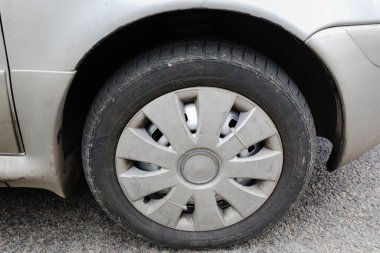 MINSK, BELARUS - 25 Şubat 2020: Eski bir arabanın kış lastiklerini kontrol