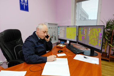 MINSK, BELARUS - 25 Şubat 2020: Belediye hizmet mühendisi