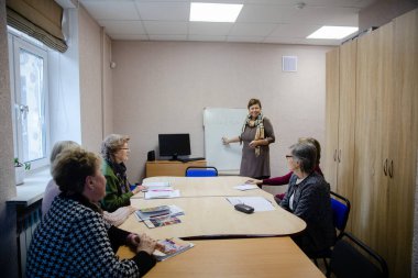 MINSK, BELARUS - 25 Şubat 2020: Yaşlı kadınlar bir grupta İngilizce öğrenirler