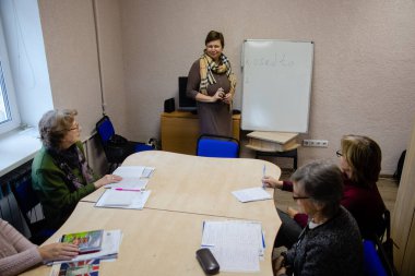 MINSK, BELARUS - 25 Şubat 2020: Yaşlı kadınlar bir grupta İngilizce öğrenirler