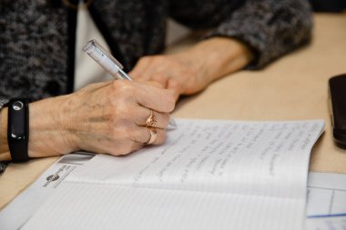 MINSK, BELARUS - 25 Şubat 2020: Yaşlı kadınlar bir grupta İngilizce öğrenirler