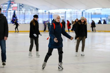 MINSK, BELARUS - 25 Şubat 2020: insanlar şehir buz pateni pistinde kayıyor