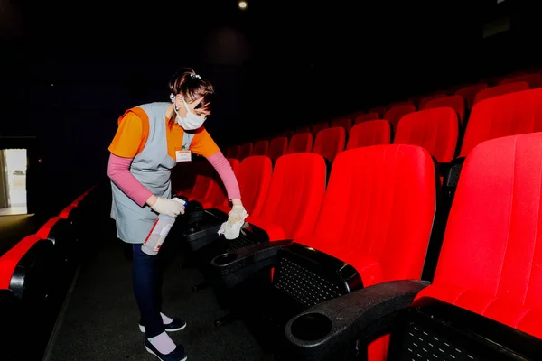 MINSK, BELARUS - 25 Şubat 2020: Sinemanın koronavirüsten dezenfekte edilmesi