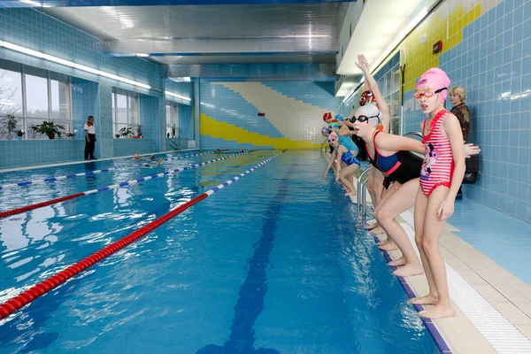 Minsk Belarus Febrero 2020 Los Niños Aprenden Nadar Piscina —  Fotos de Stock