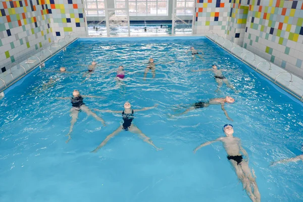 Minsk Belarus Febrero 2020 Los Niños Aprenden Nadar Piscina — Foto de Stock