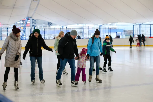 Minsk Belarus Februar 2020 Menschen Skaten Auf Der Eisbahn Der — Stockfoto