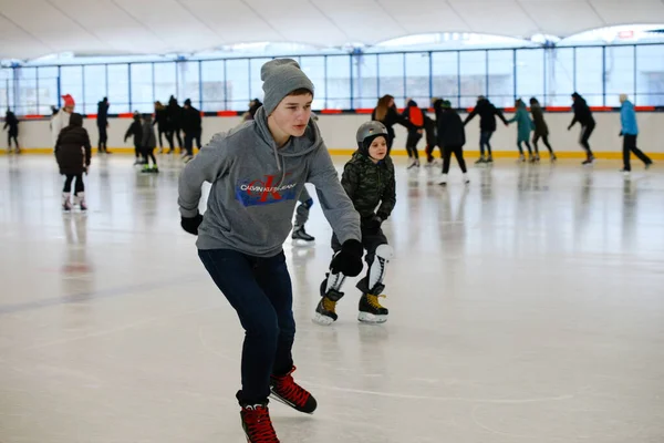 Minsk Belarus Februar 2020 Menschen Skaten Auf Der Eisbahn Der — Stockfoto