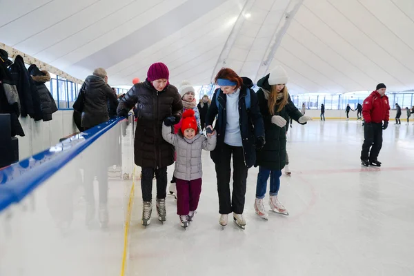 Minsk Belarus Februar 2020 Menschen Skaten Auf Der Eisbahn Der — Stockfoto