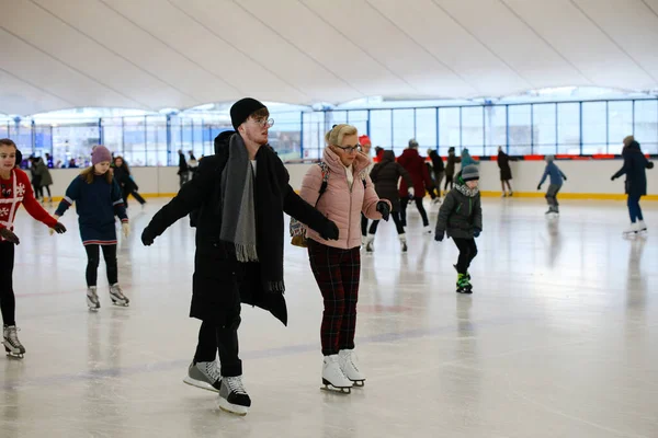 Minsk Belarus 2020年2月25日 人々は市内のリンクでスケート — ストック写真