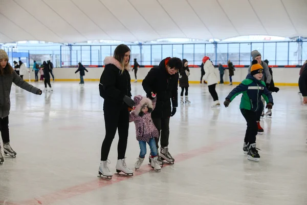 Minsk Belarus Februar 2020 Menschen Skaten Auf Der Eisbahn Der — Stockfoto