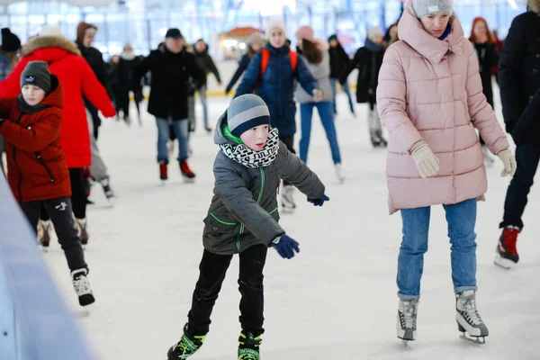 Minsk Belarus Februar 2020 Menschen Skaten Auf Der Eisbahn Der — Stockfoto