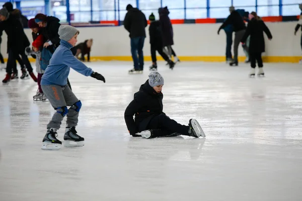 Minsk Belarus Februar 2020 Menschen Skaten Auf Der Eisbahn Der — Stockfoto