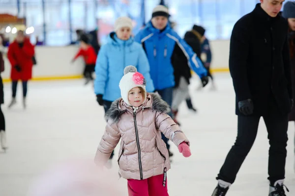 Minsk Belarus Februar 2020 Menschen Skaten Auf Der Eisbahn Der — Stockfoto