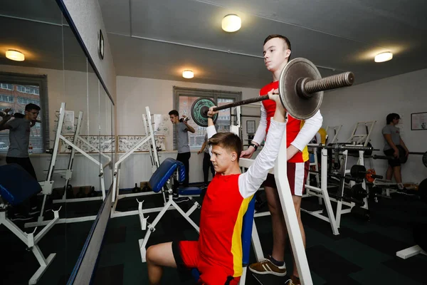 Minsk Belarus Fevereiro 2020 Adolescentes Estão Envolvidos Musculação Ginásio — Fotografia de Stock