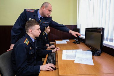 MINSK, BELARUS - 1 Mart 2020: Polis akademisinde öğrenciler okuyor