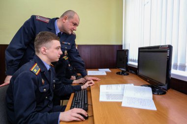 MINSK, BELARUS - 1 Mart 2020: Polis akademisinde öğrenciler okuyor