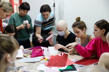 MINSK, BELARUS - 1 Mart 2020: Bakımevinde kanser hastası çocuklar
