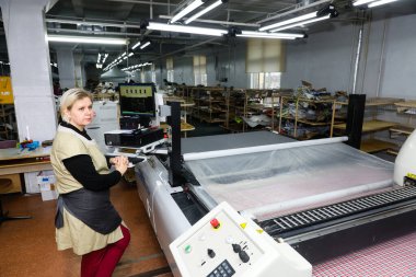 MINSK, BELARUS - 1 Mart 2020: ceket ve kürk dikiş fabrikası