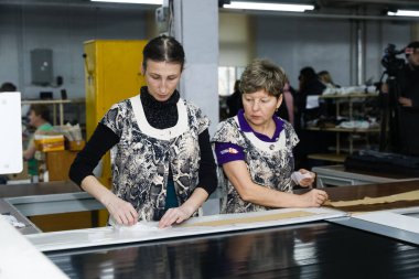 MINSK, BELARUS - 1 Mart 2020: ceket ve kürk dikiş fabrikası