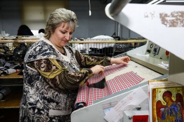 MINSK, BELARUS - 1 Mart 2020: ceket ve kürk dikiş fabrikası